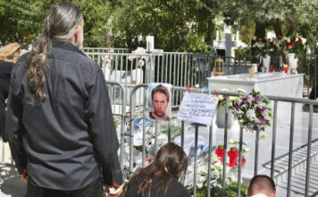 Βουνό από λουλούδια και μηνύματα στο μνήμα του Μαζωνάκη, ησυχία για να θρηνήσει ζήτησε η αδελφή του
