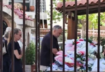 Η στιγμή που η Βάζω Μαζωνάκη διαβάζει μηνύματα του κόσμου στο λαϊκό προσκύνημα για τον αδελφό της