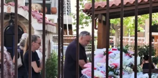 Η στιγμή που η Βάζω Μαζωνάκη διαβάζει μηνύματα του κόσμου στο λαϊκό προσκύνημα για τον αδελφό της