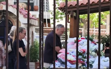 Η στιγμή που η Βάζω Μαζωνάκη διαβάζει μηνύματα του κόσμου στο λαϊκό προσκύνημα για τον αδελφό της
