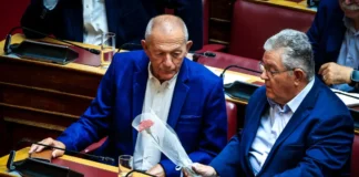 Το πολιτικό «αντίο» στον Σπύρο Χαλβατζή – Το γαρύφαλλο του Δημήτρη Κουτσούμπα στη Βουλή και η τελετή στο ΣΦΕΑ