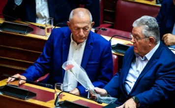 Το πολιτικό «αντίο» στον Σπύρο Χαλβατζή – Το γαρύφαλλο του Δημήτρη Κουτσούμπα στη Βουλή και η τελετή στο ΣΦΕΑ