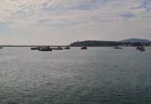 Με αναμμένους πυρσούς οι αλιείς απέκλεισαν συμβολικά το λιμάνι του Βόλου (βίντεο)