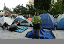 Οι φοιτητές στήνουν σκηνές στο Σύνταγμα (φωτογραφίες)