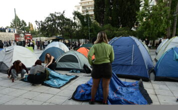Οι φοιτητές στήνουν σκηνές στο Σύνταγμα (φωτογραφίες)