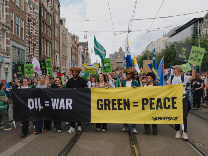 Climate March in Amsterdam Demands End to Fossil Fuel RelianceKlimaatmars roept op: Kies voor onze toekomst, weg met fossiel!