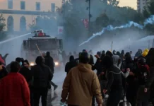 Χάος στην Αλβανία: Κτίρια στις φλόγες, επεισόδια και ρίψεις μολότοφ στα Τίρανα