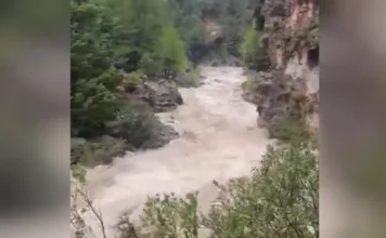 Κακοκαιρία στην Κρήτη: Παραμένουν εγκλωβισμένοι στο Φαράγγι της Σαμαριάς οι 8 εργαζόμενοι