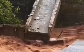Η στιγμή που καταρρέει πεζογέφυρα από τα ορμητικά νερά στα Ζωνιανά (βίντεο)