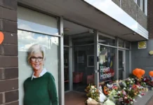 Και τα δύο της πόδια έχασε η βουλευτής Έλεν Χέινς μετά από επίθεση με αυτοκίνητο