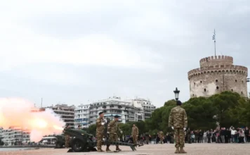Εντυπωσίασαν στη Θεσσαλονίκη οι 21 κανονιοβολισμοί κατά την έπαρση της ελληνικής σημαίας στον Λευκό Πύργο