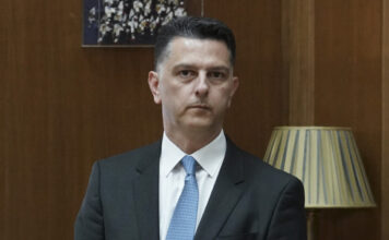 ΠΑΣΟΚ για Μπεκίρη: Δεν μπορεί να παραμένει διευθυντής του Γραφείου του Πρωθυπουργού στη Βουλή μετά τις αποκαλύψεις για το πτυχίο του
