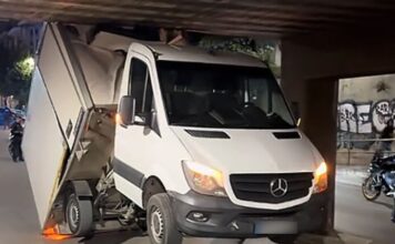 Φορτηγό προσέκρουσε και κόλλησε σε γέφυρα ενώ μεταφερόταν με όχημα οδικής βοήθειας (βίντεο)
