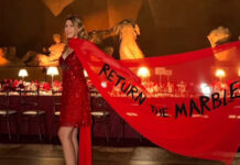 Ακτιβίστρια εμφανίστηκε σε γκαλά του Βρετανικού Μουσείου με φόρεμα που έγραφε «επιστρέψτε τα Γλυπτά του Παρθενώνα»