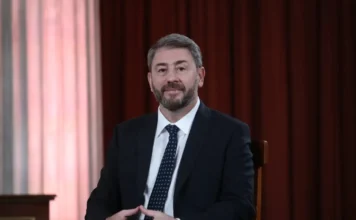 Ανδρουλάκης κατά Μητσοτάκη για στεγαστικό: «Φαεινή ιδέα να το κάνει μπίζνα για τους εργολάβους»