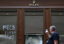 Θρύψαλα οι χλιδάτες βιτρίνες των Louis Vuitton, Hermès, Rolex, Apple, Galeries Lafayette – Ανελέητο πλιάτσικο