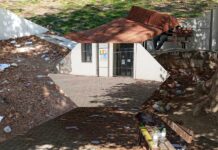 «Σε αυτό τον σκουπιδόποτο φοιτούν τα παιδιά μας»- Σκουπίδια και ξερά φύλλα στο προαύλιο της ΙΣΑΕΚ του Δήμου Βόλου (φωτογραφίες)