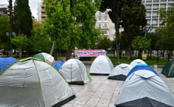 Φοιτητές στήνουν σκηνές στο Σύνταγμα – Σε επιφυλακή η ελληνική αστυνομία