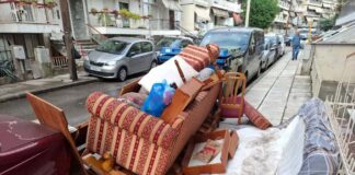 «Μετακόμισε» το σπίτι του στο πεζοδρόμιο και θα το πληρώσει ακριβά