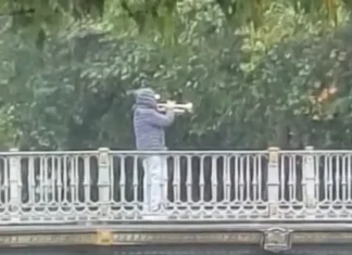 Η βροχή δεν σταμάτησε τον τρομπετίστα στα Τρίκαλα – Παιάνισε τον Εθνικό Ύμνο και συγκίνησε