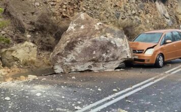 «Στο τσακ γλίτωσα» – Η μαρτυρία του οδηγού που είδε τεράστιο βράχο να πέφτει μπροστά του
